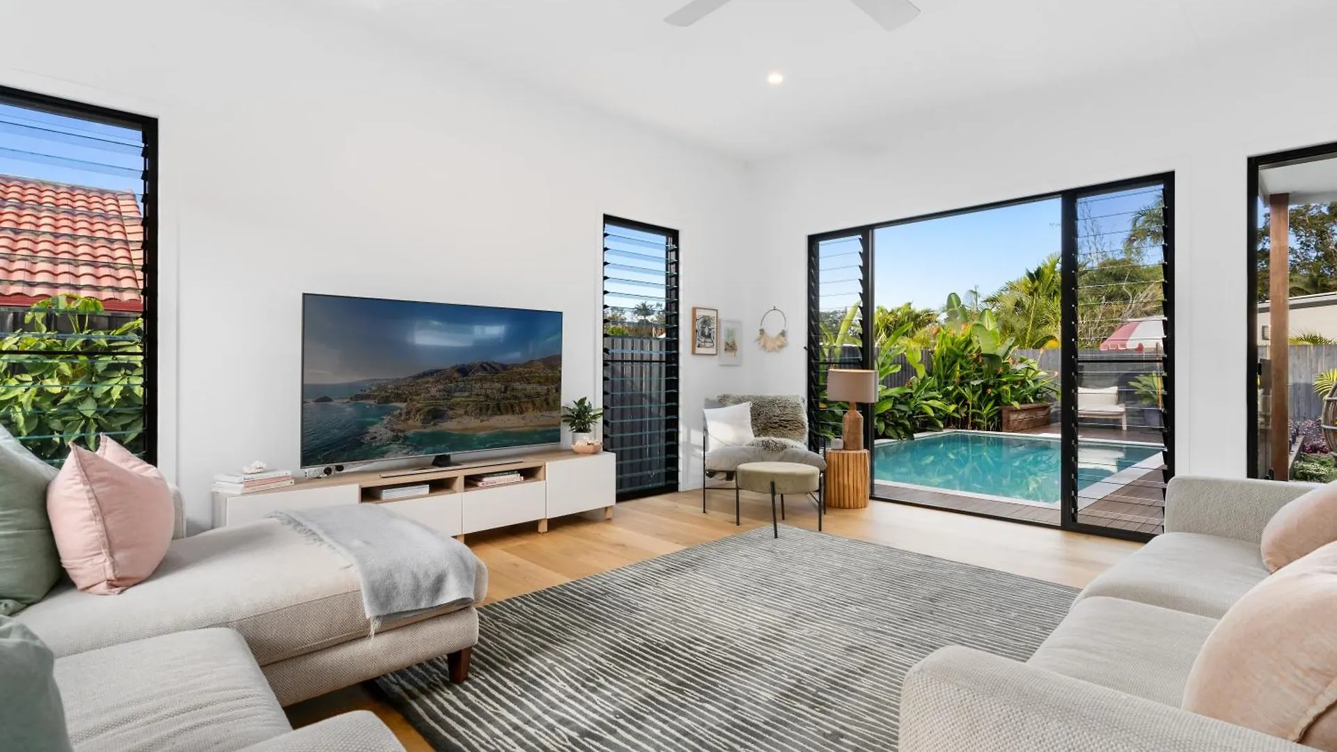 Апарт-отель Element On Coolum Beachfront Sunshine Coast